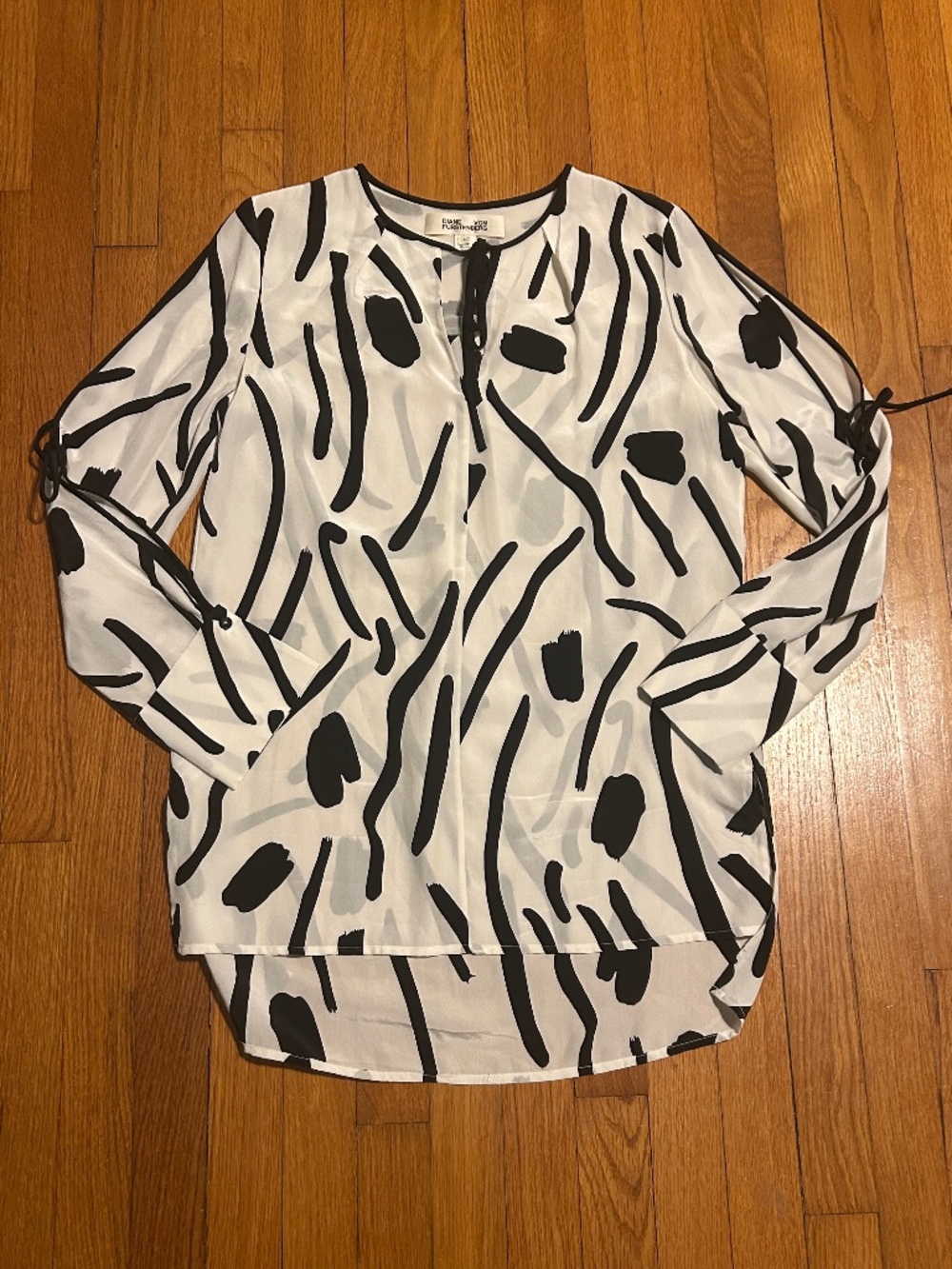 Diane Von Furstenberg Printed Silk Slit Sleeve Tie Neck Blouse Women’s 4